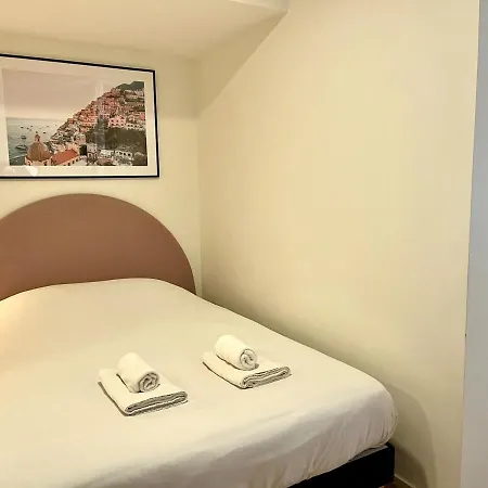 We Live Sharies - B502