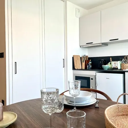 We Live Sharies - B502 Apartment