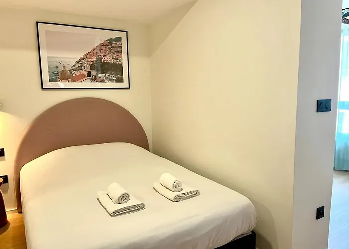 We Live Sharies - B502